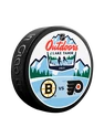 Offizieller Puck des Spiels Inglasco Inc.  NHL Outdoors Lake Tahoe Dueling Philadelphia Flyers vs Boston Bruins